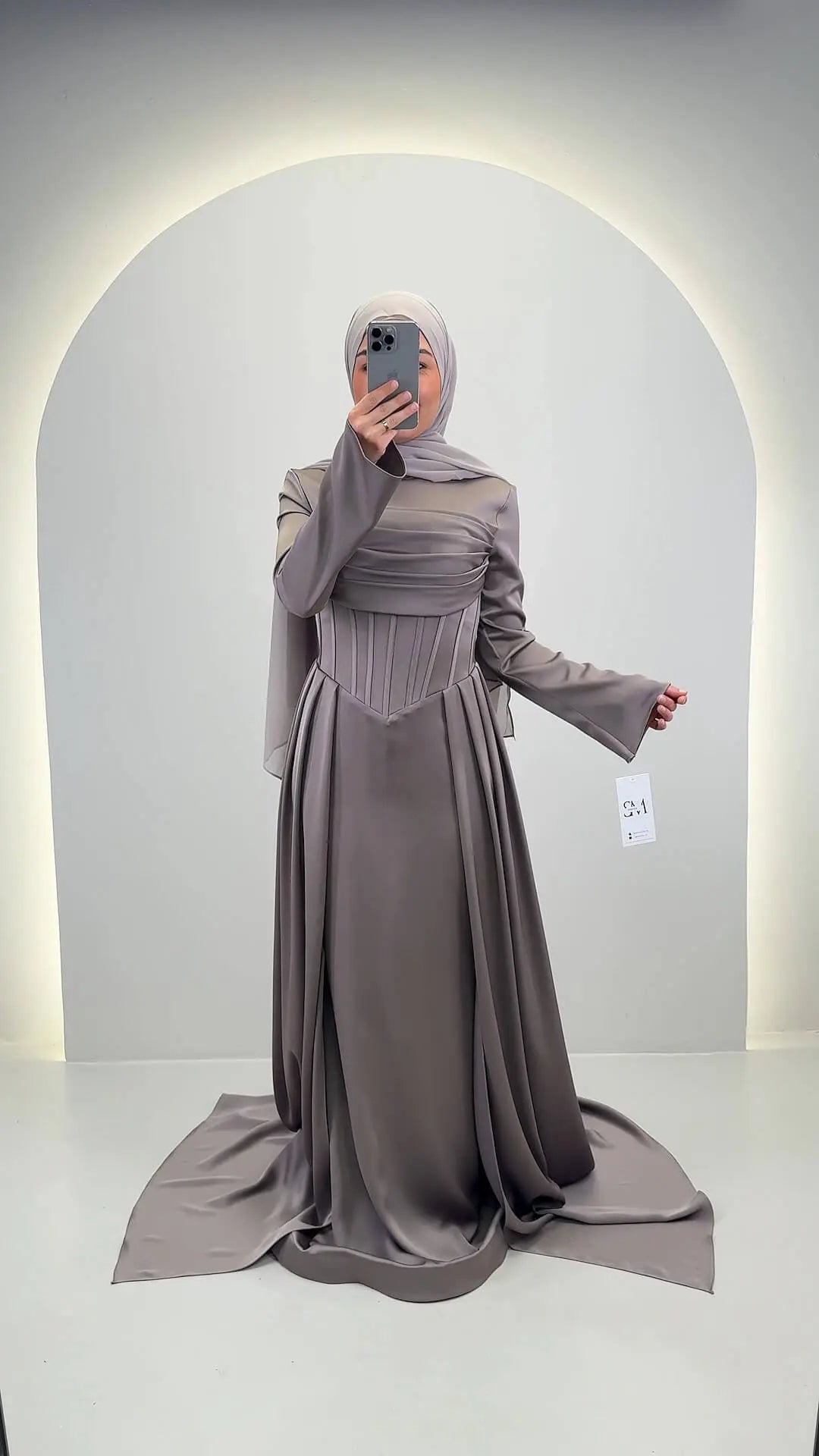 Robe de soirée Uray taupe avec Hijab